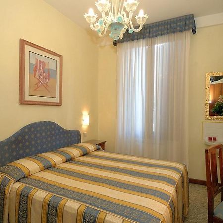 Hotel Hesperia Венеция Екстериор снимка
