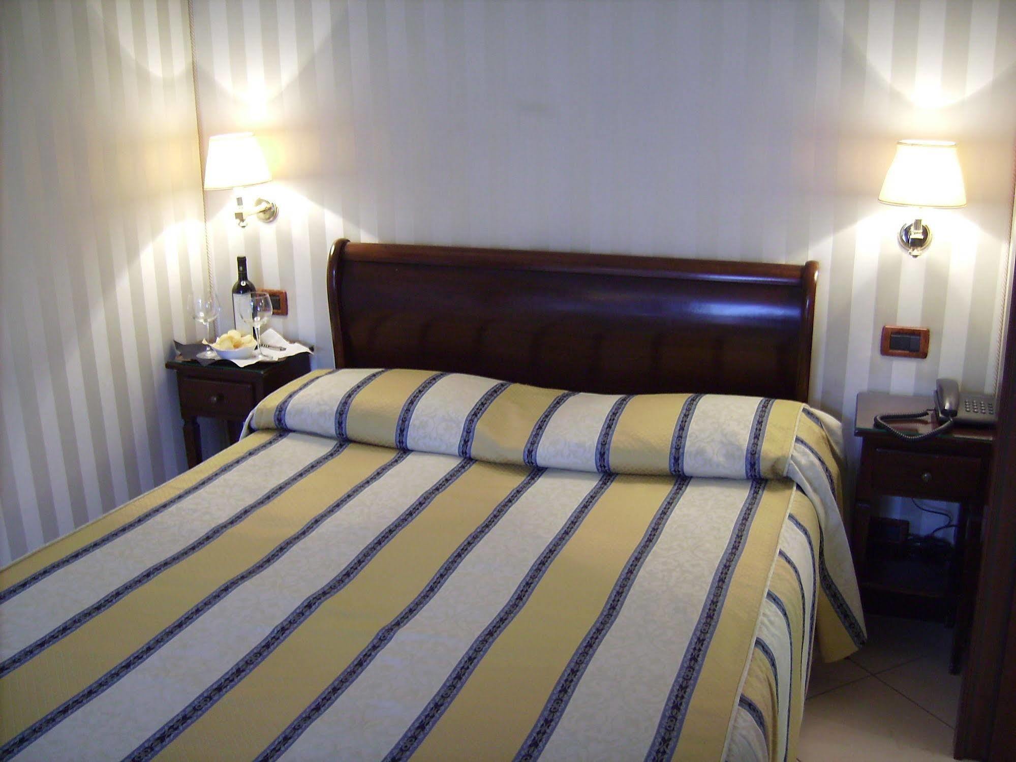 Hotel Hesperia Венеция Екстериор снимка